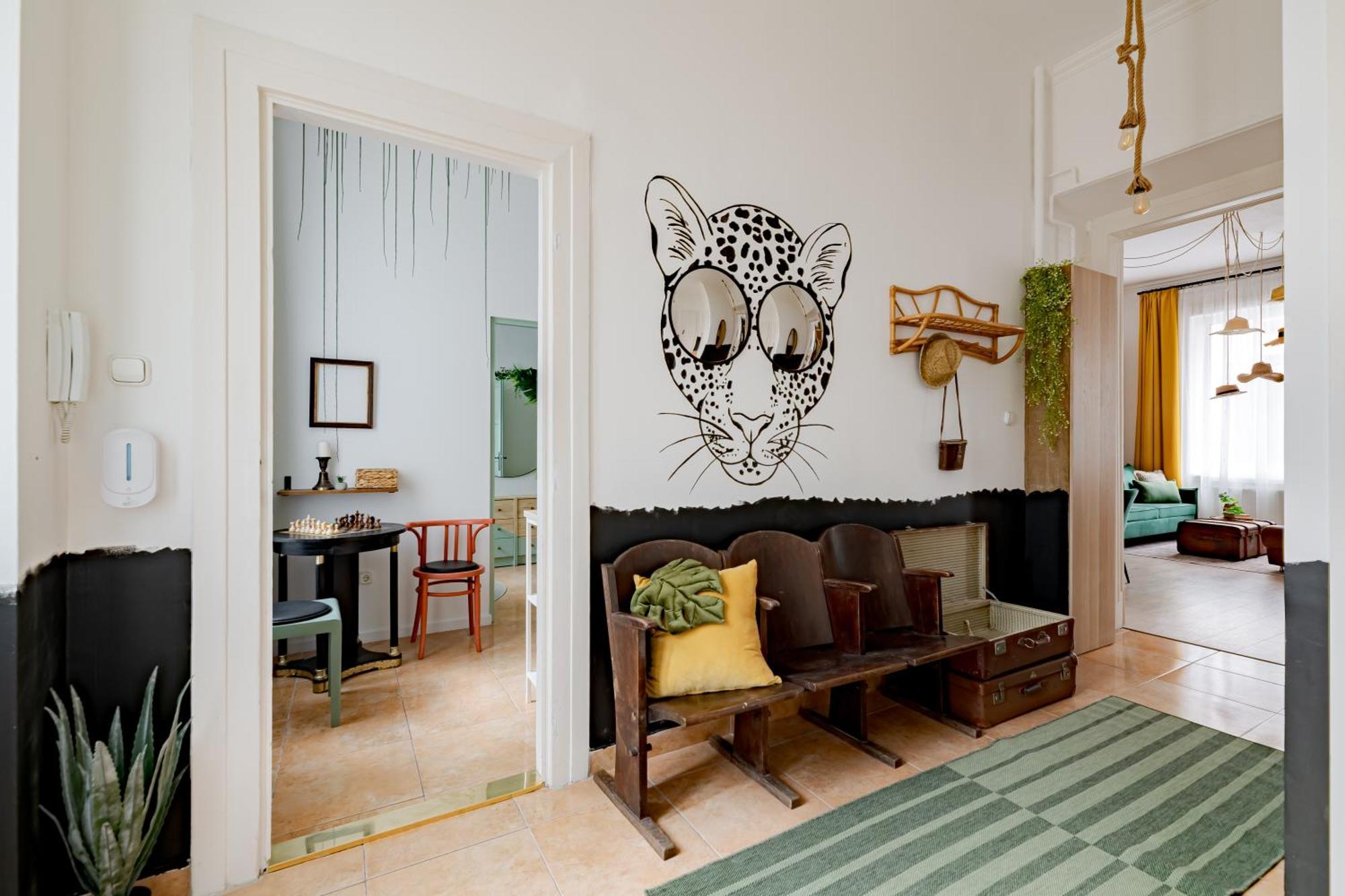 Jungle Aesthetics Downtown Aircon And Garage Parking Apartment Budapest