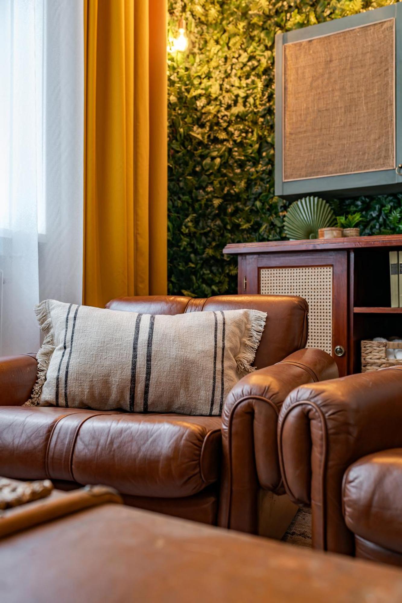Jungle Aesthetics Downtown Aircon And Garage Parking Apartment Budapest